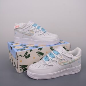 Air Force 1 Low, bianche e blu ispirate a Chanel