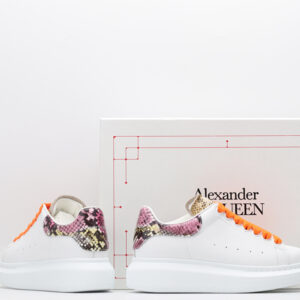 Alexander McQueen con decorazione