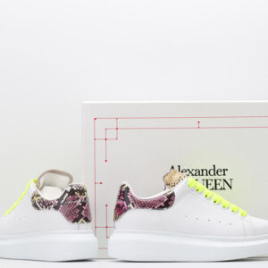Alexander McQueen con decorazione